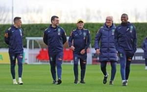 WHY THE BRAZILIAN TEAM THE SELECAO IS TRAINING WITH THE GUNNERS THIS WEEK?.